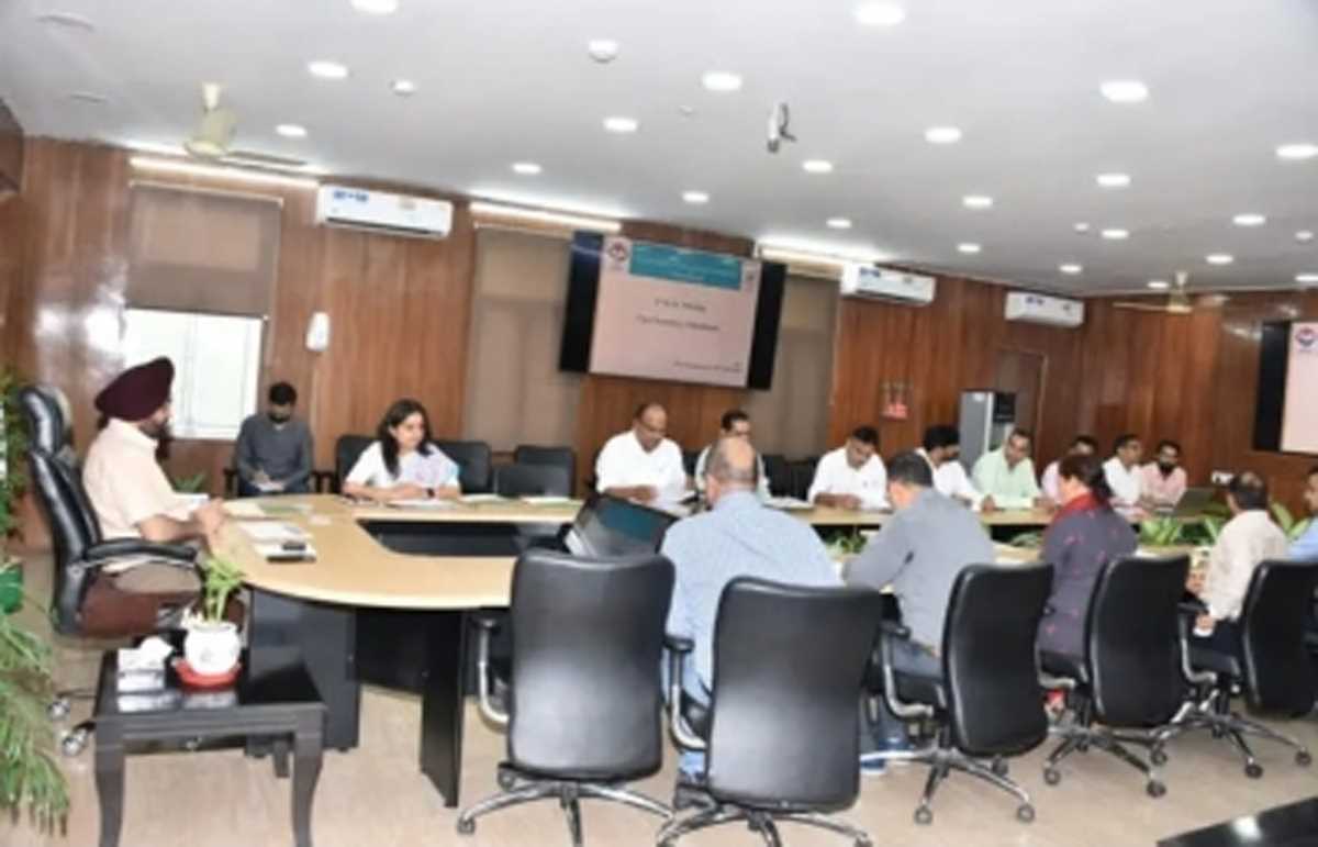 मुख्य सचिव ने ली फूड सेफ्टी एंड ड्रग एडमिनिस्ट्रेशन की पहली बैठक, सैंपलिंग और टेस्टिंग पर दिया जोर